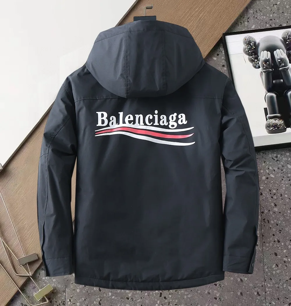 Balenciaga 2026 autumn and winter New Arrival down jacket. This is said to be the most expensive down jacket in the world, all priced at 90 down. With the Classic logo combination, the first thing you see is full of visual impact, better thermal performance, lightweight, not heavy, and good recovery of fluff after compression, and it can gather heat and lock in temperature! Personalized color matching design, fresh and energetic! There are too many versions circulating on the market. In addition to the different fabric workmanship, the biggest difference is that the filling is not goose down at all but feather silk or tactile velvet, etc. It is not easy to tell the difference for those who don’t know. In addition, the fabrics and workmanship are definitely not of the same level. In short, look for us and you will never go astray. All the exclusive full colors are purchased and developed with genuine products. If you understand the quality of our down jackets, you can trust us and recommend them with your eyes closed. All three standards are complete! Same Style Series for men and women! Sizes: M-3XL. Maximum weight can be worn up to 200 pounds